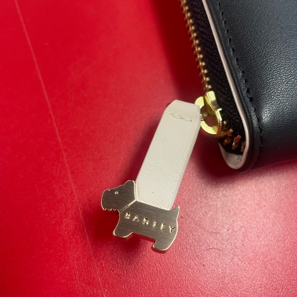 Radley London Elegant Black Zip Wallet - Picture 2 of 9
